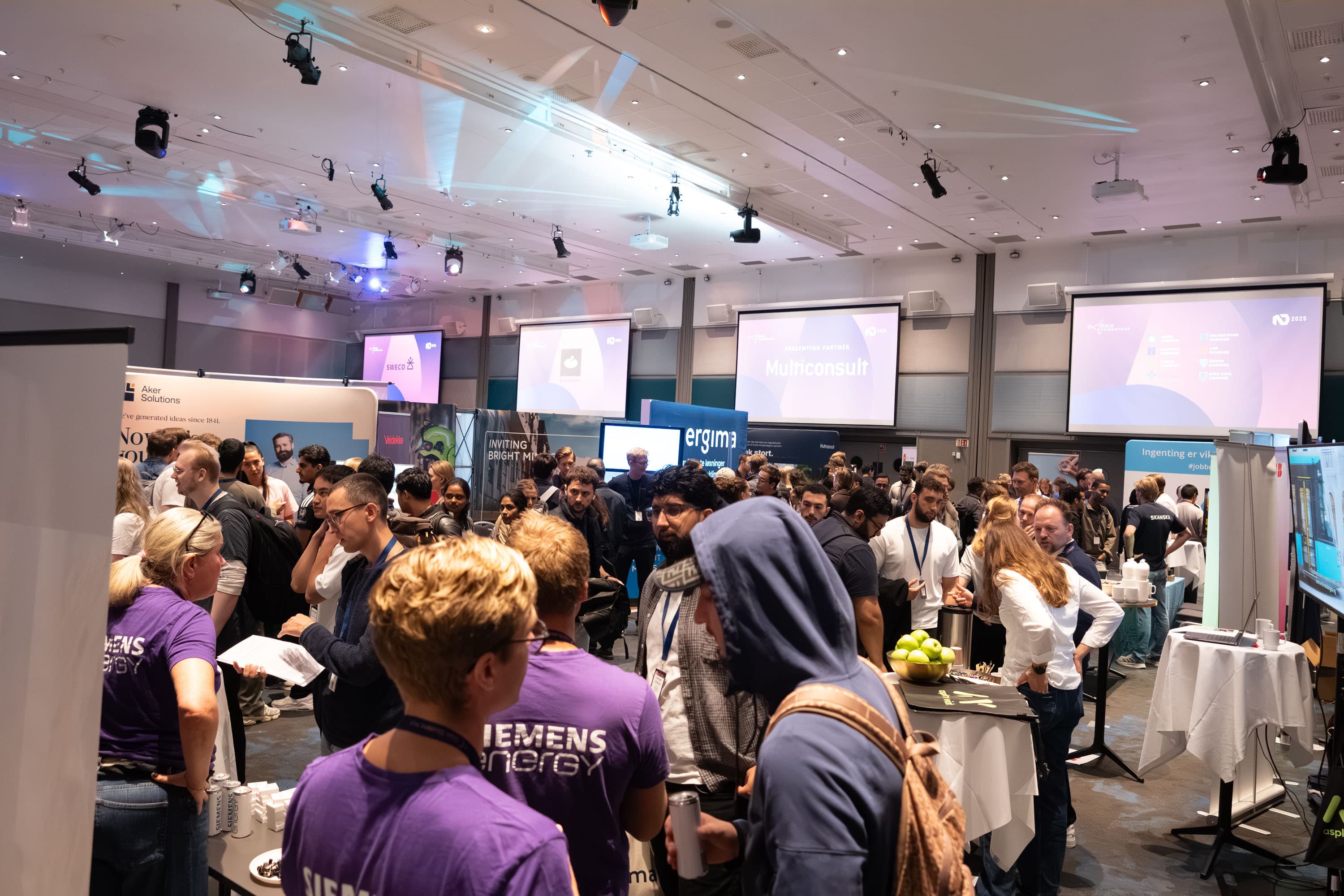 A wide overview photo from a previous Oslo Student Hub conference.